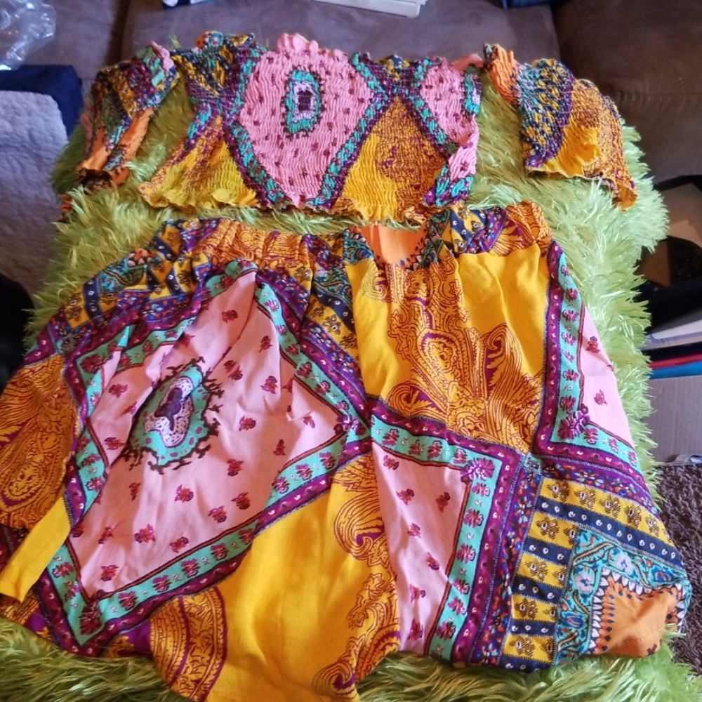 Lovely 2pc casual or beach wear outfit.